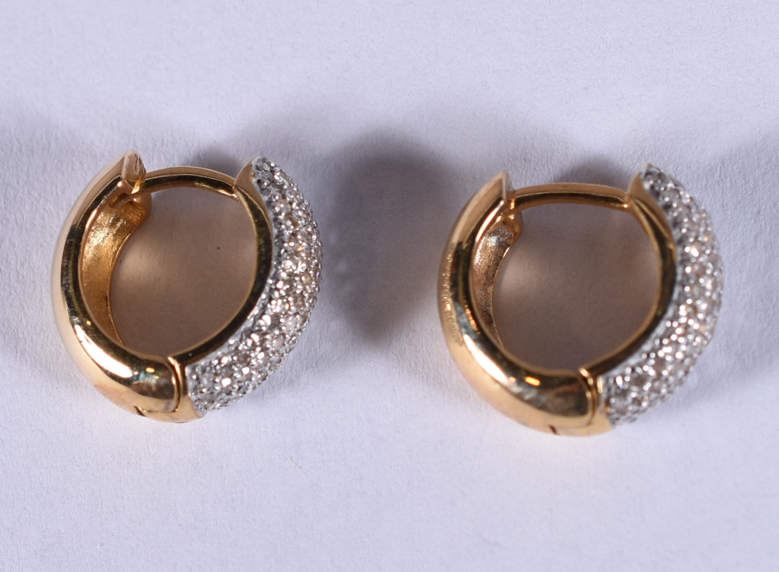 Par de brincos de ouro 18k cravejado de brilhantes (Por motivos de... - foto 2 de 5