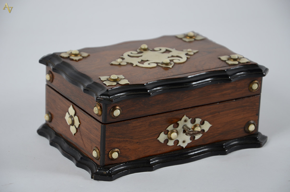 Caixa inglesa, formato retangular, bordas onduladas; ornamentada por... - foto 1 de 2