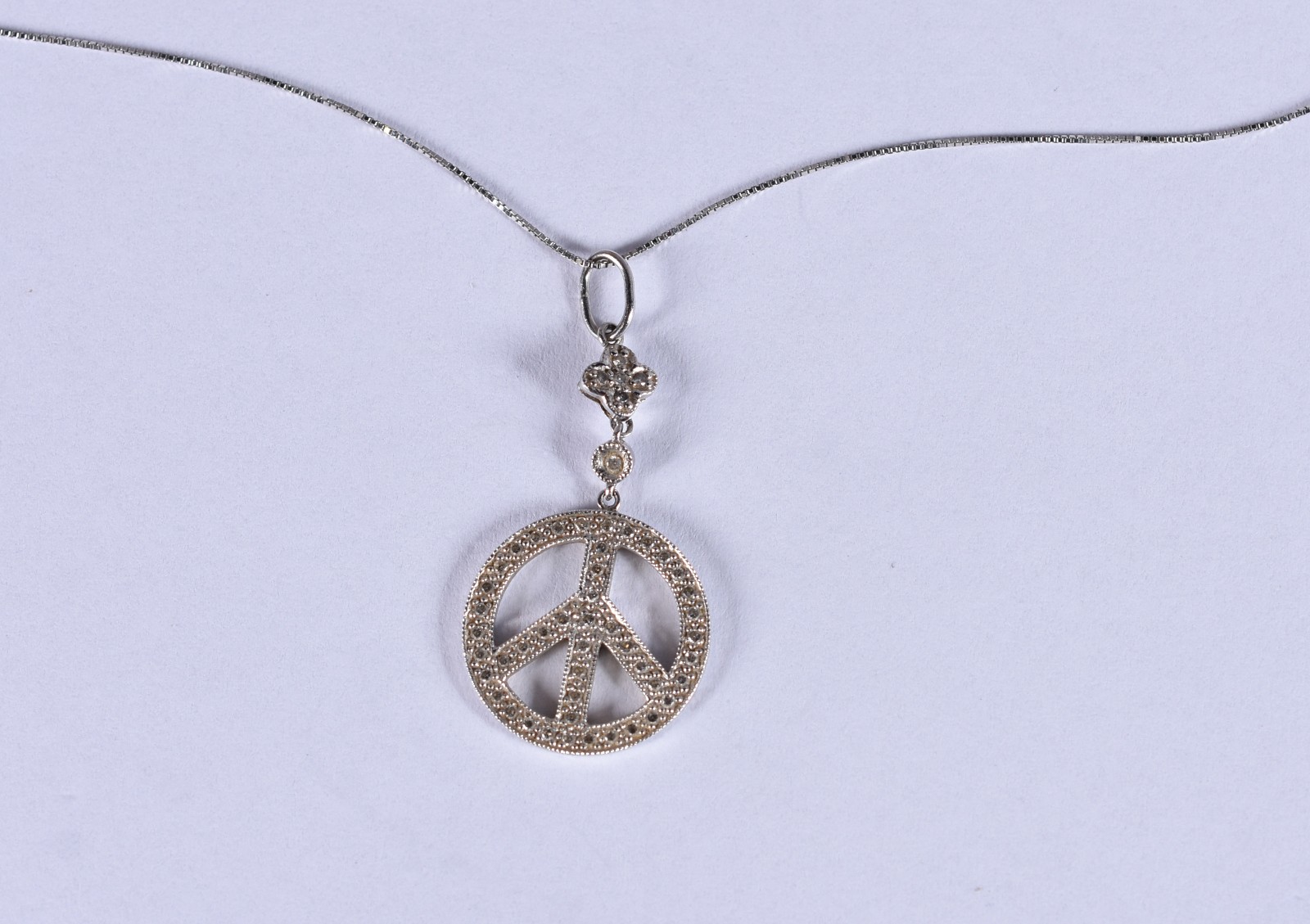 Colar de ouro branco com pingente (Por motivos de segurança a peça... - foto 1 de 5
