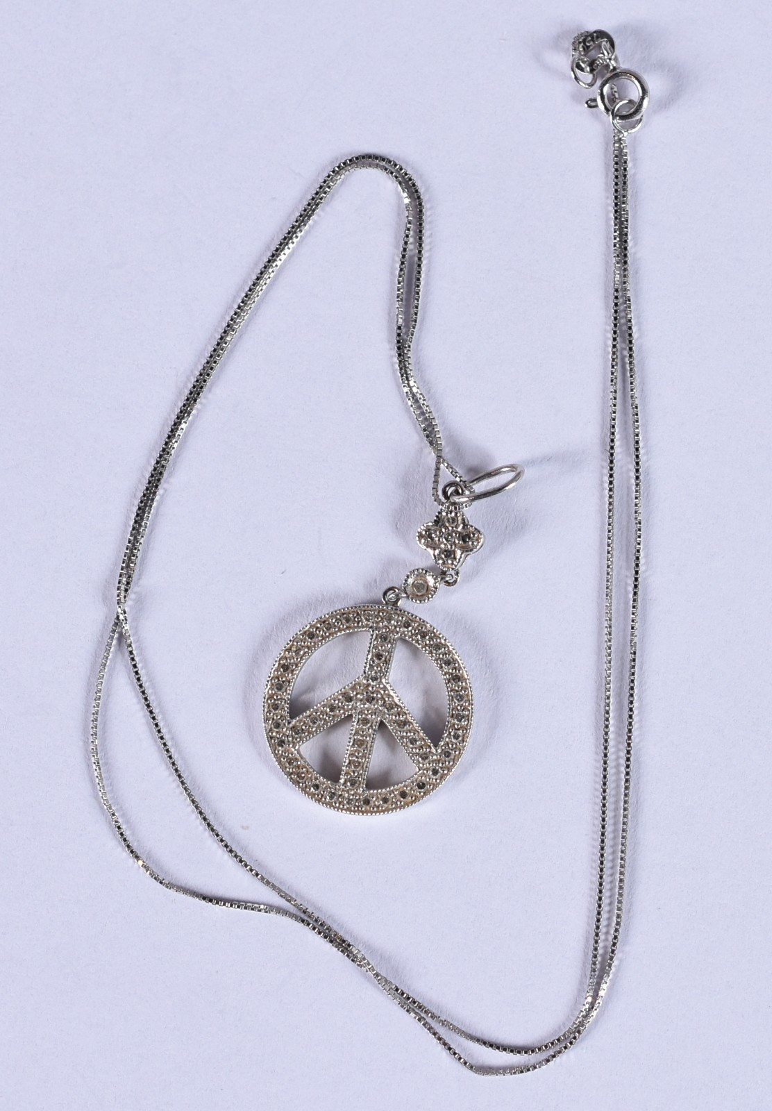 Colar de ouro branco com pingente (Por motivos de segurança a peça... - foto 3 de 5