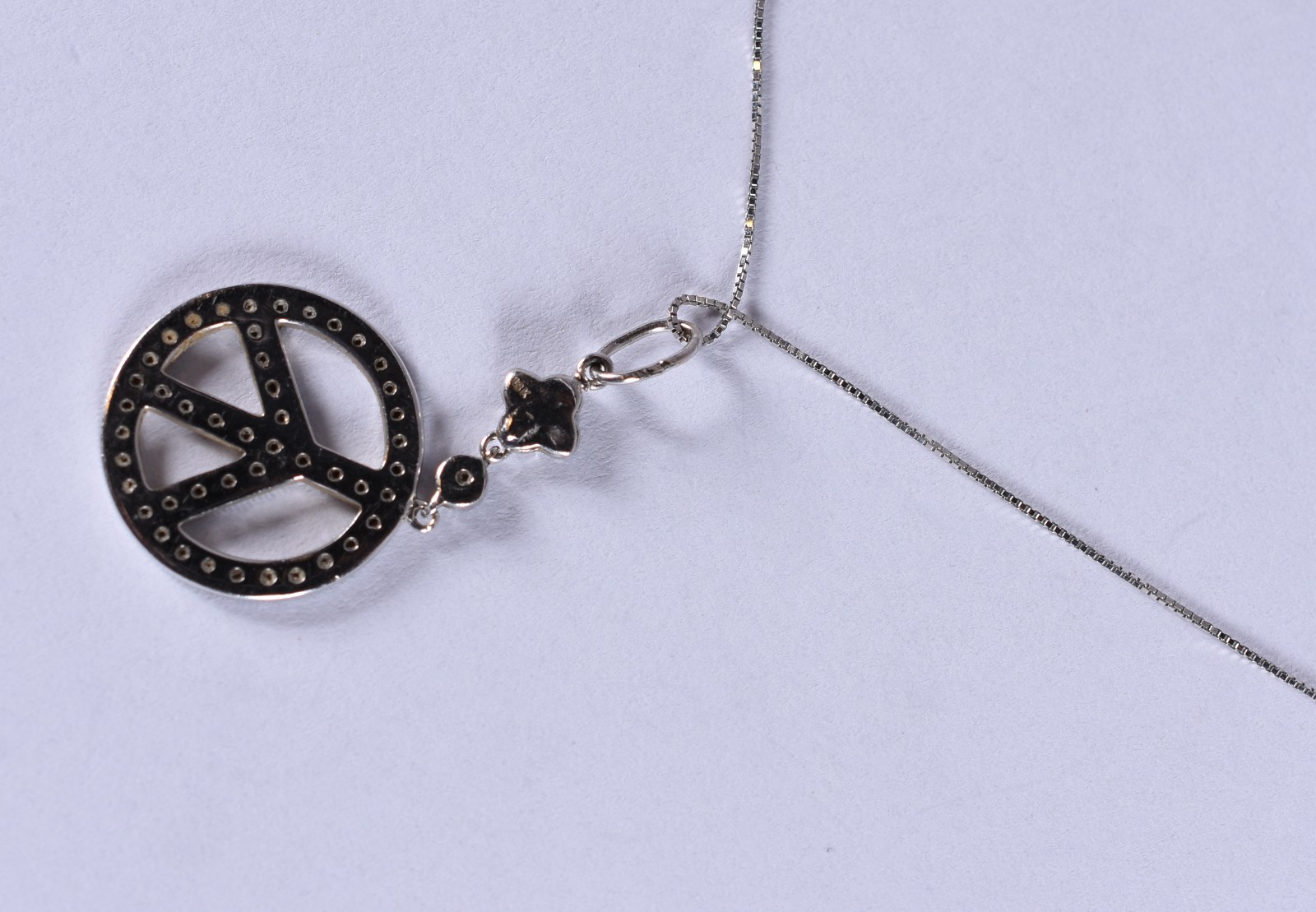 Colar de ouro branco com pingente (Por motivos de segurança a peça... - foto 4 de 5