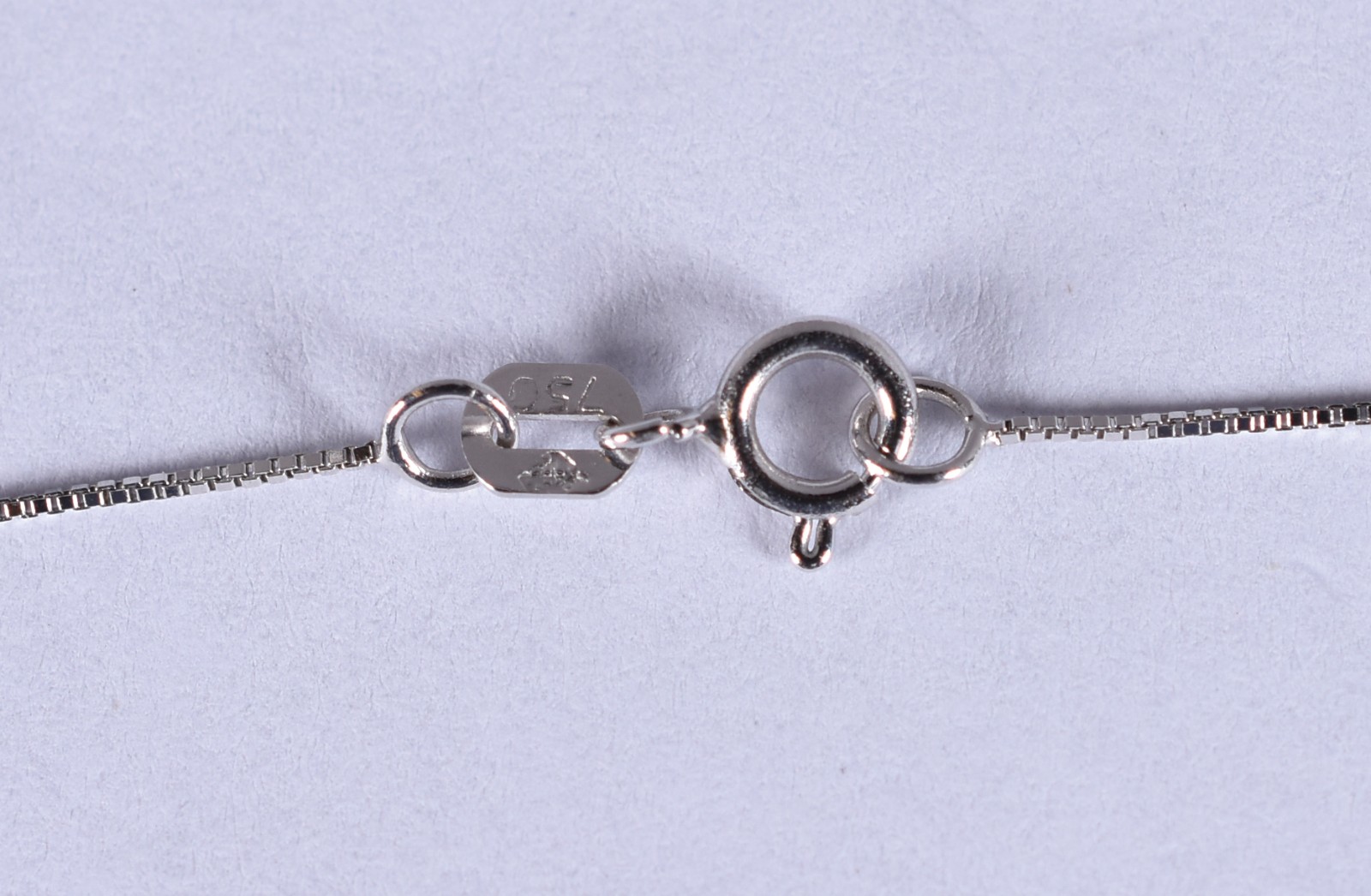 Colar de ouro branco com pingente (Por motivos de segurança a peça... - foto 5 de 5