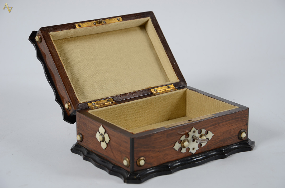 Caixa inglesa, formato retangular, bordas onduladas; ornamentada por... - foto 2 de 2