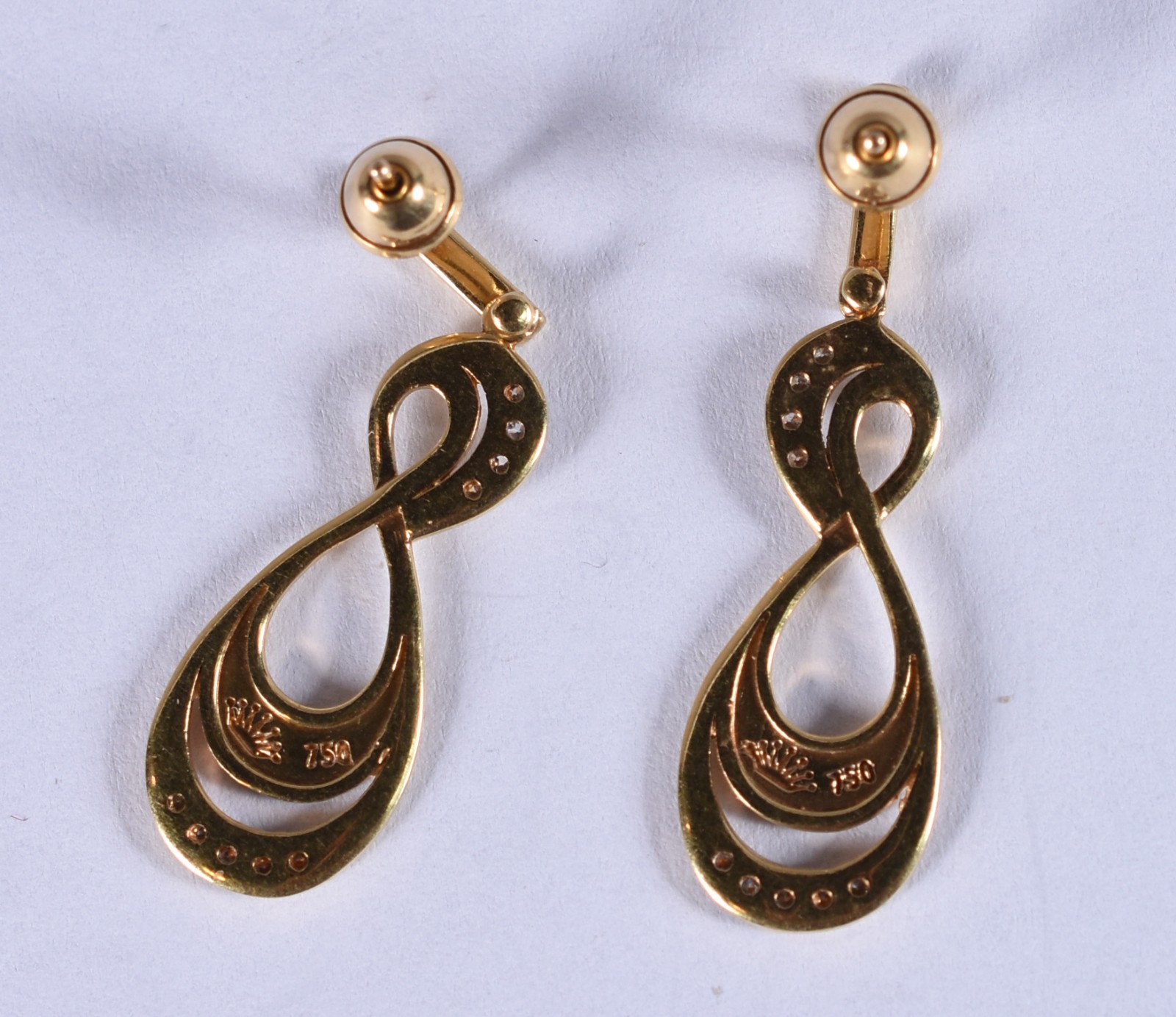 Par de brincos de ouro 18 k com 8 brilhantes (Por motivos de... - foto 2 de 3