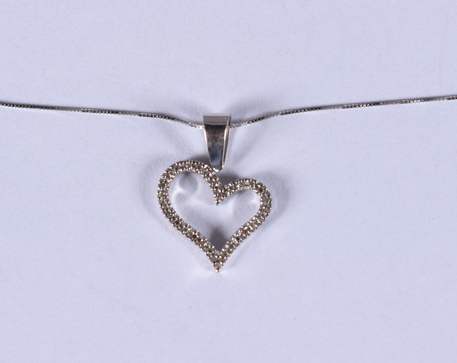 Colar de ouro branco, contrastado 750 e pingente com brilhantes (Por... - foto 1 de 4