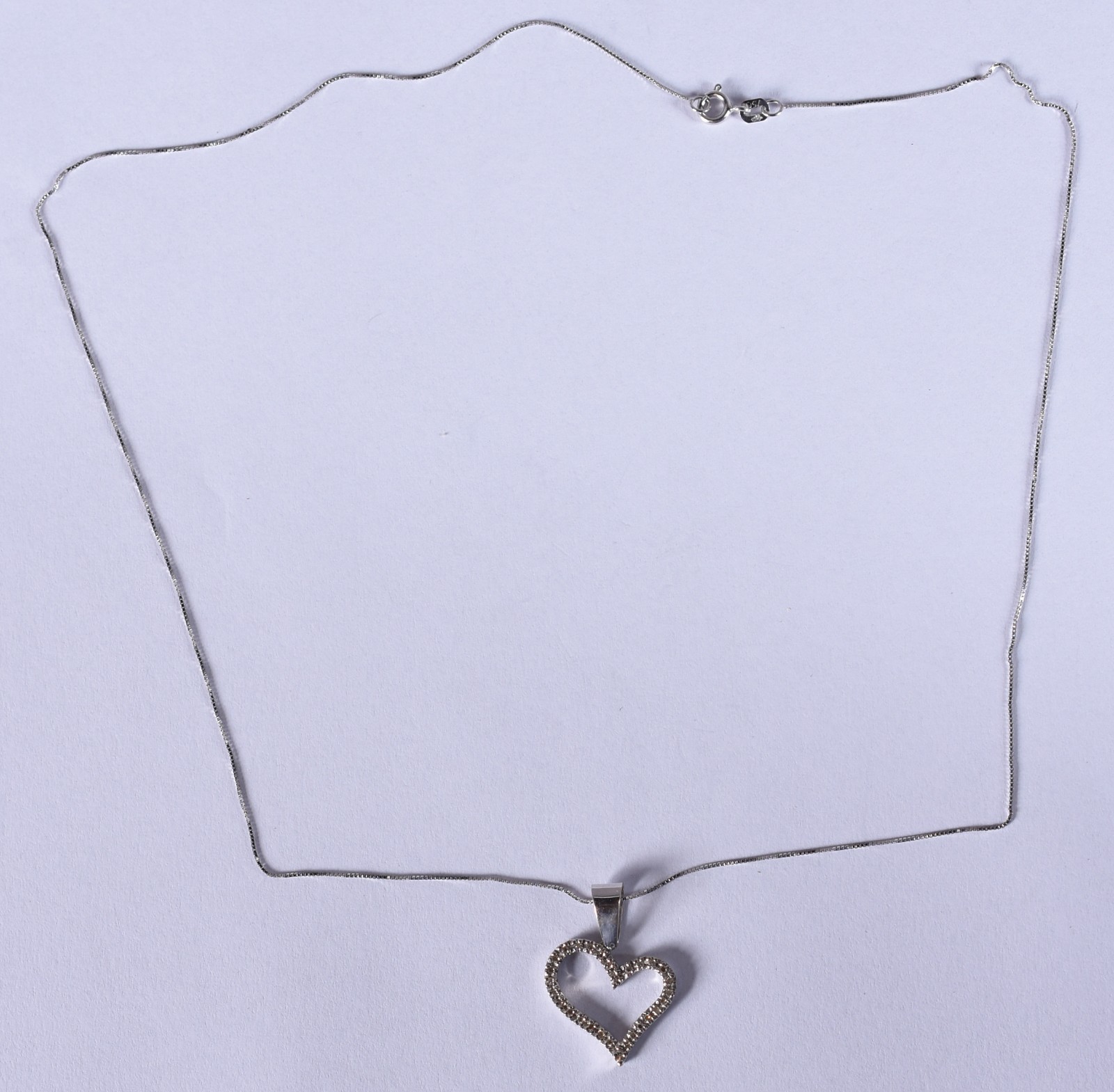 Colar de ouro branco, contrastado 750 e pingente com brilhantes (Por... - foto 2 de 4