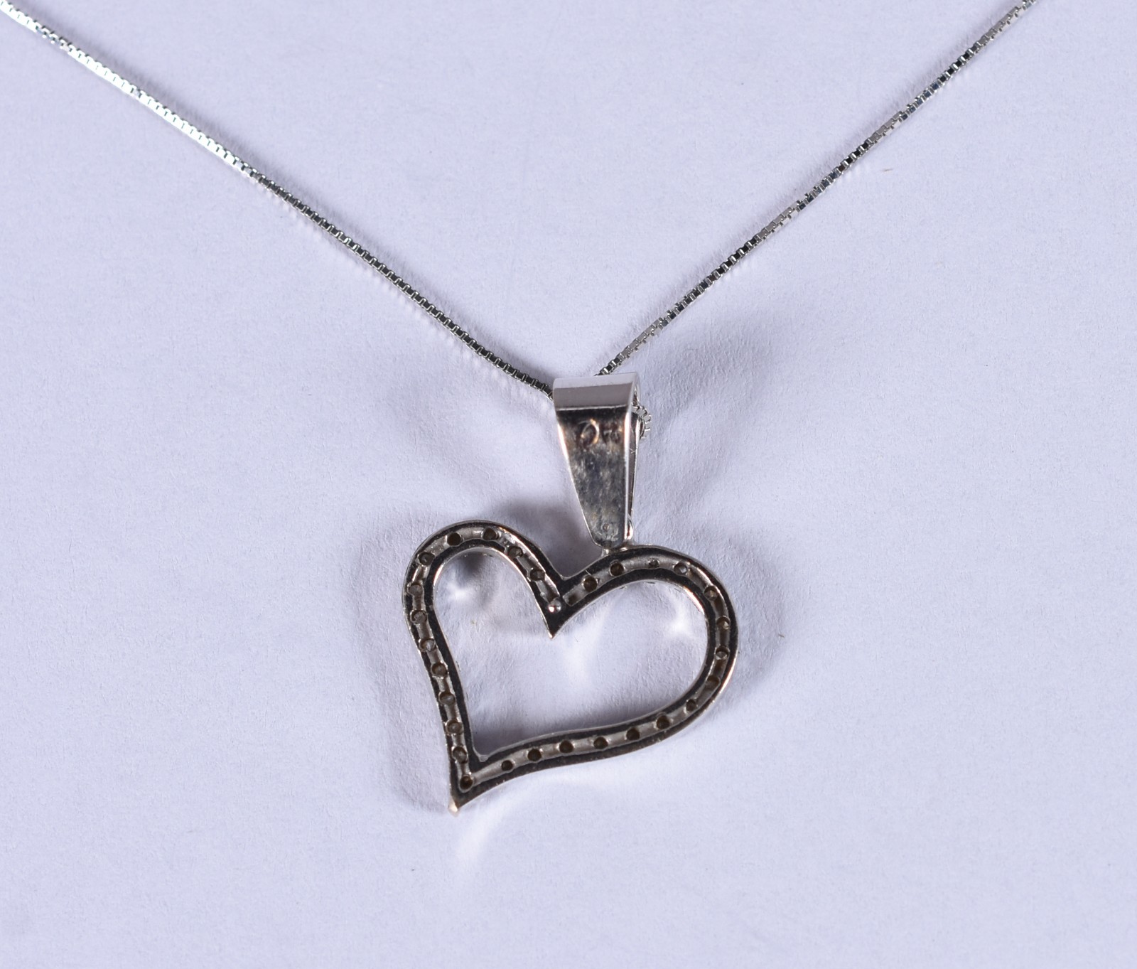 Colar de ouro branco, contrastado 750 e pingente com brilhantes (Por... - foto 3 de 4