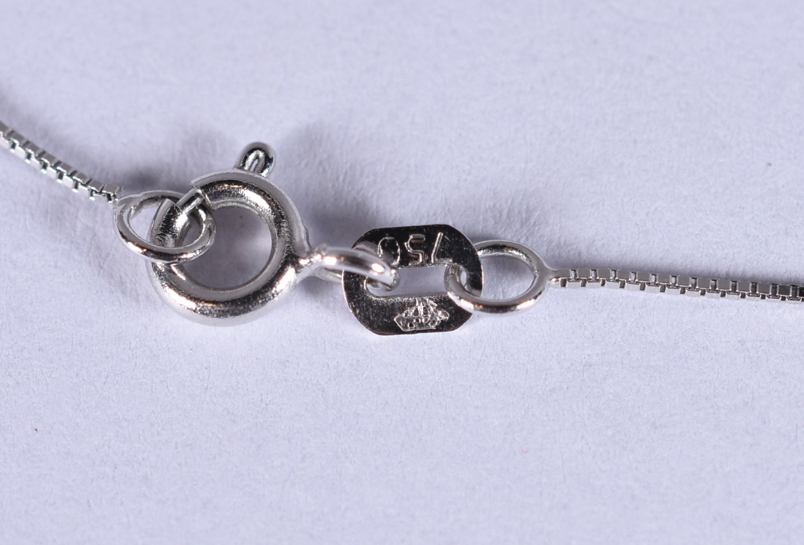 Colar de ouro branco, contrastado 750 e pingente com brilhantes (Por... - foto 4 de 4