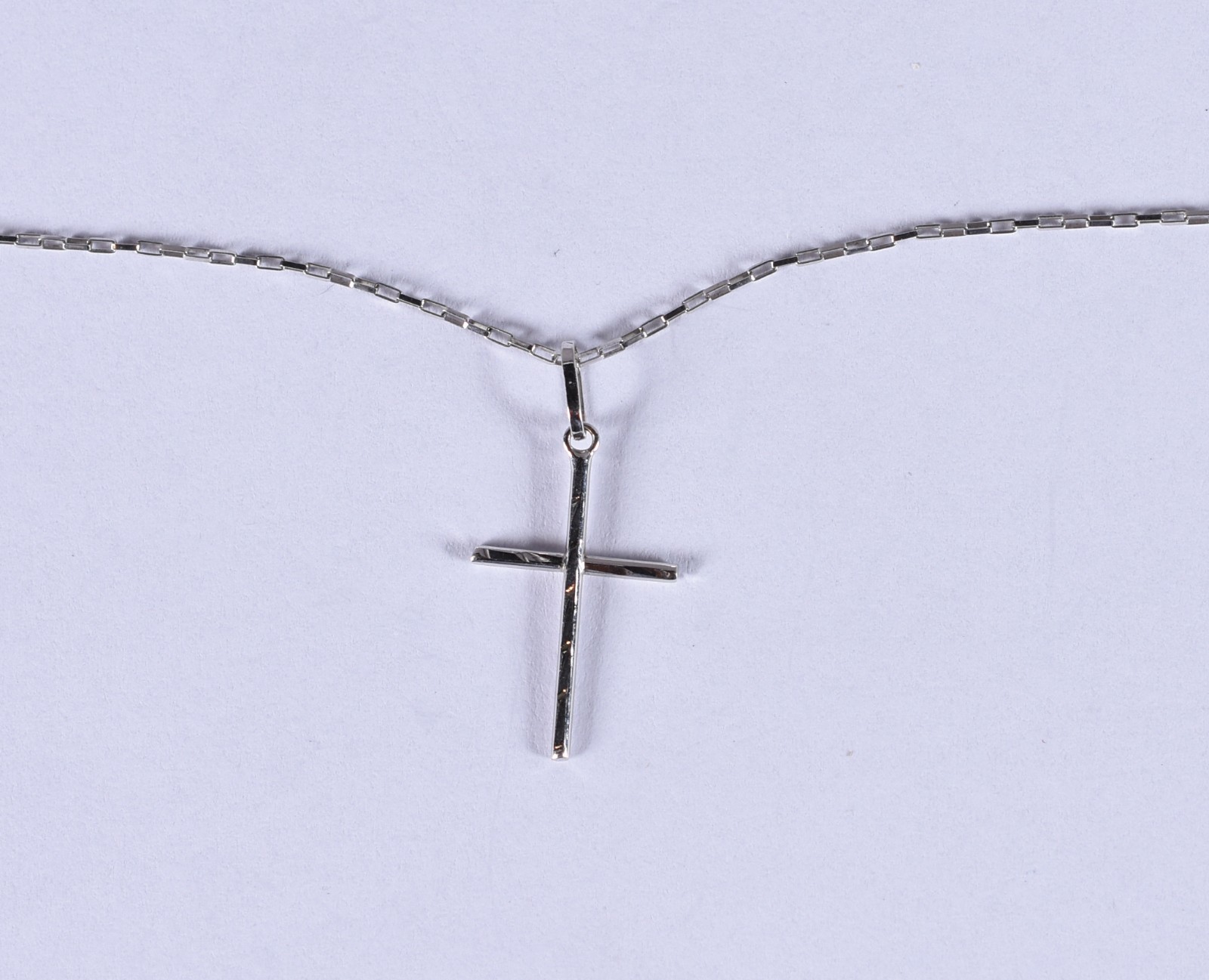 Colar de ouro branco, contrastado 750 com crucifixo (Por motivos de... - foto 1 de 4