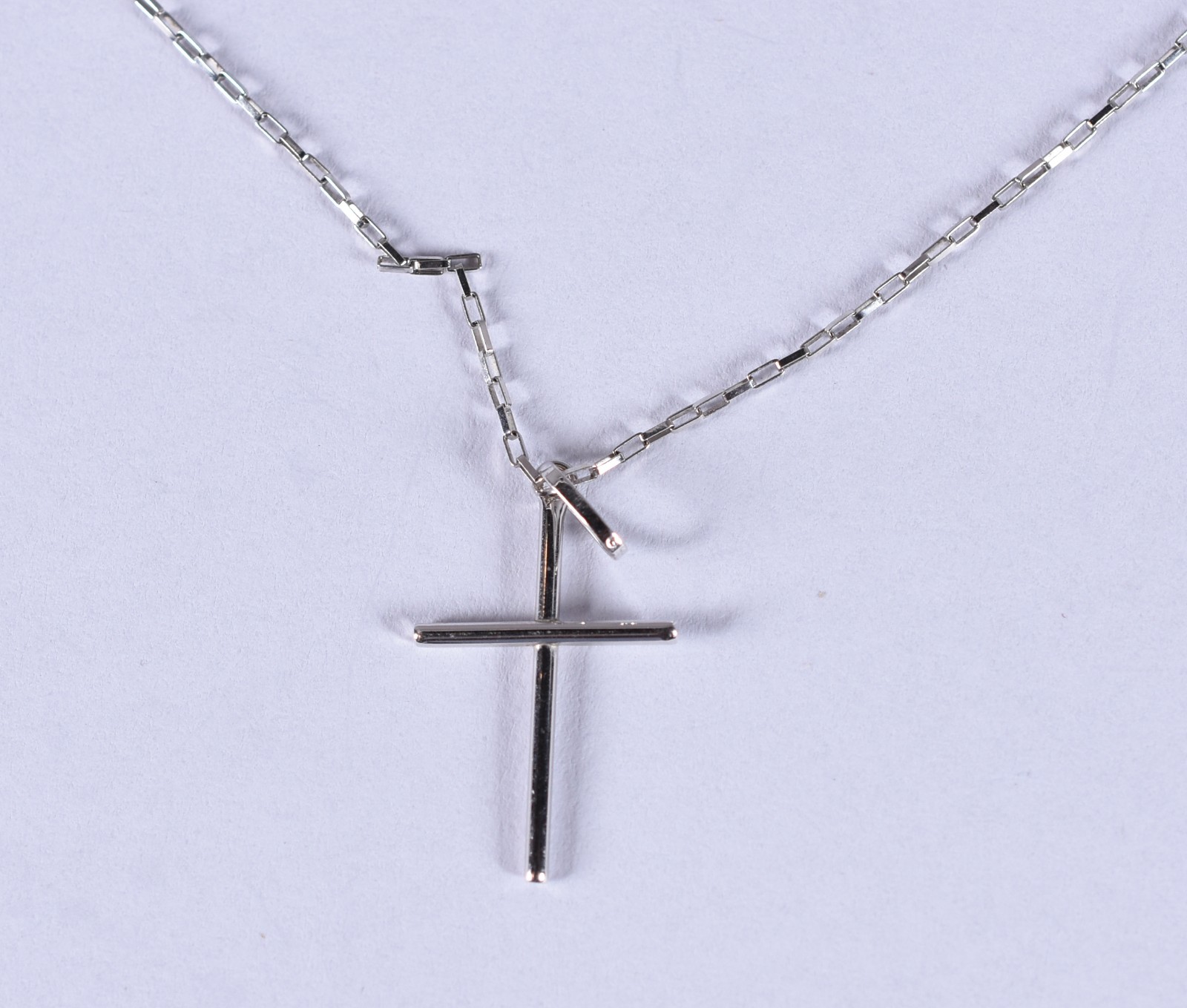 Colar de ouro branco, contrastado 750 com crucifixo (Por motivos de... - foto 3 de 4