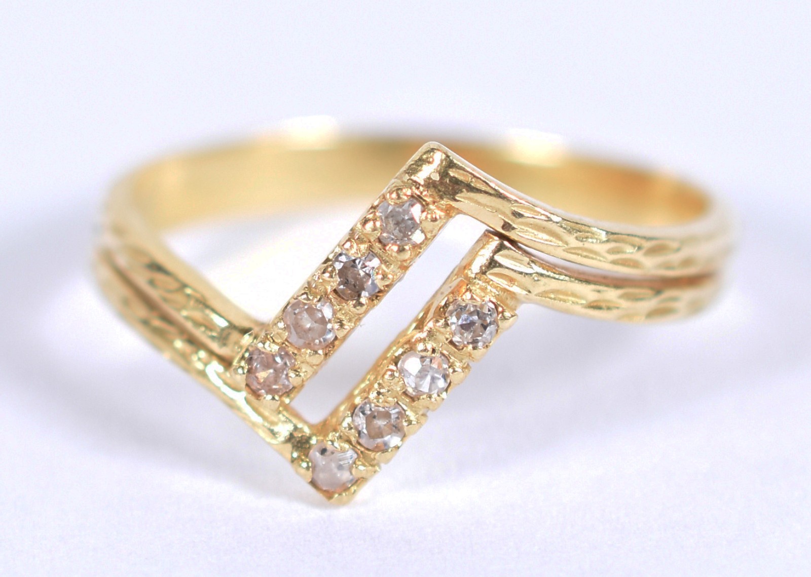 Anel de ouro 18k feitio retangular vazado cravejado com brilhantes... - foto 1 de 4