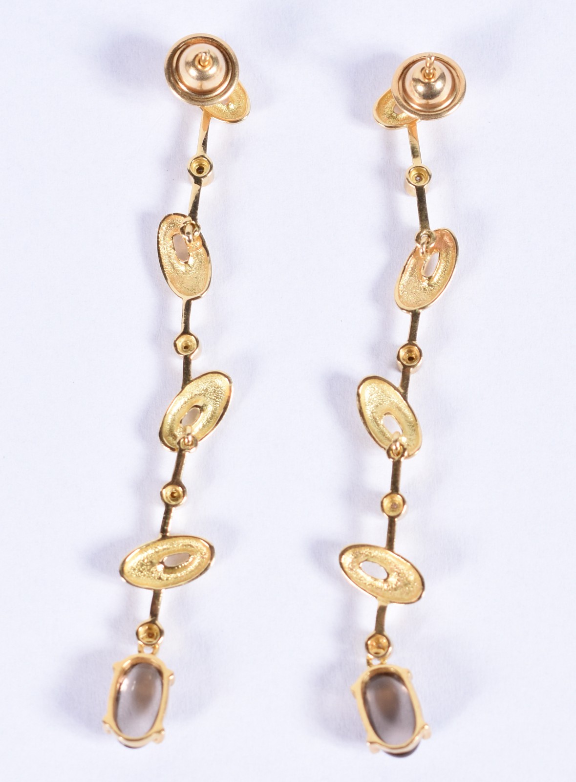 Par de brincos de ouro 18k, contrastado 750 feitio oval com 4... - foto 4 de 5