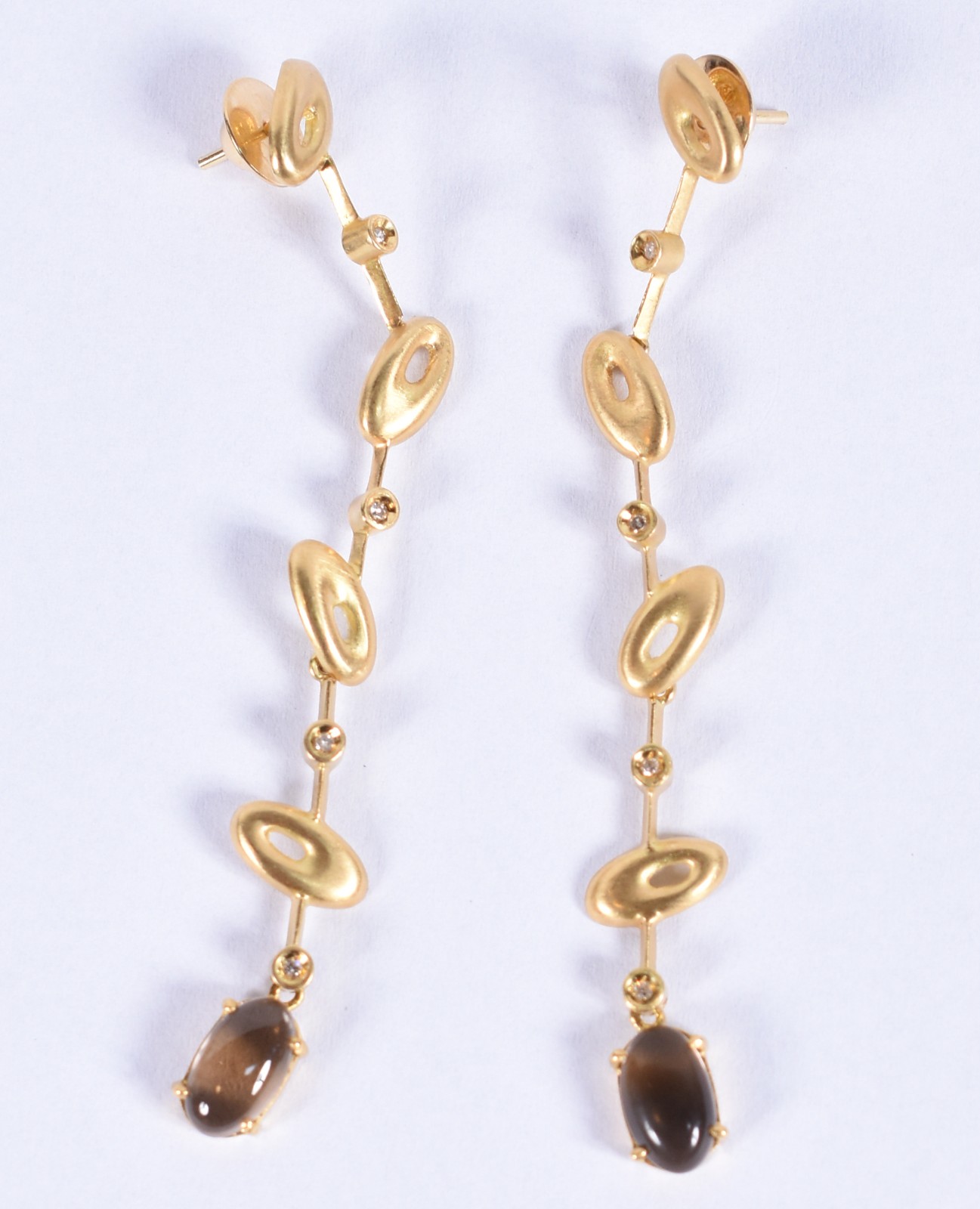 Par de brincos de ouro 18k, contrastado 750 feitio oval com 4... - foto 3 de 5