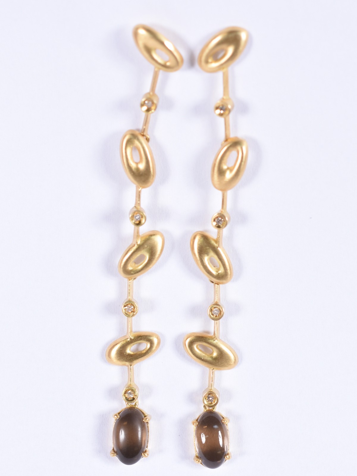 Par de brincos de ouro 18k, contrastado 750 feitio oval com 4... - foto 2 de 5