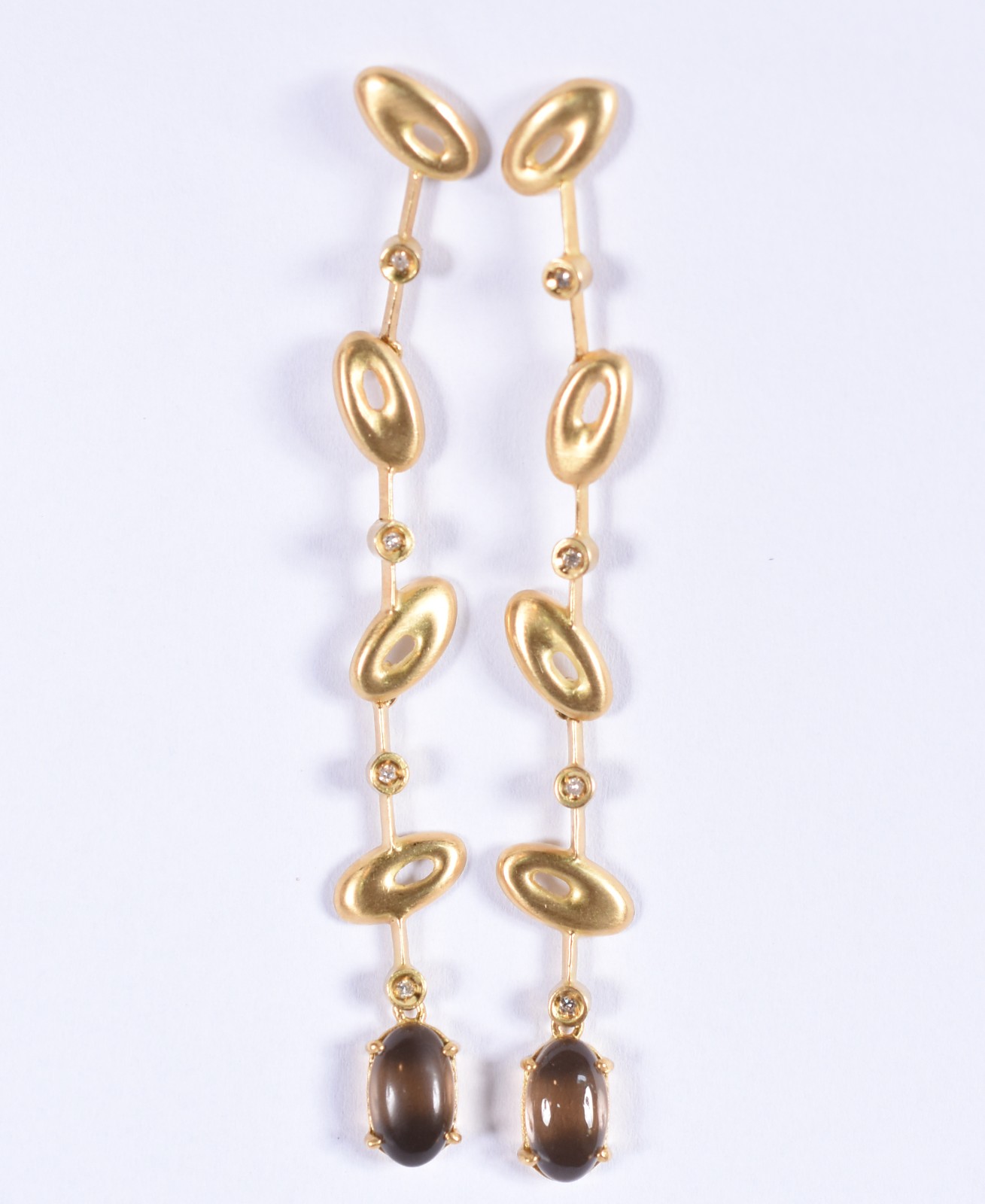 Par de brincos de ouro 18k, contrastado 750 feitio oval com 4... - foto 1 de 5