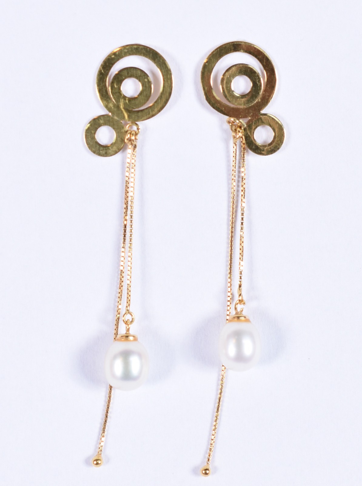 Par de brincos de ouro 18k feitio aspiral com 2 correntinhas com... - foto 1 de 3