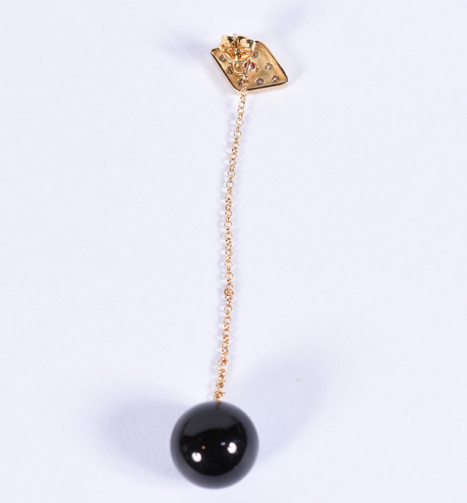 Brinco único de ouro 18k com base losango cravejado de brilhantes e... - foto 2 de 3