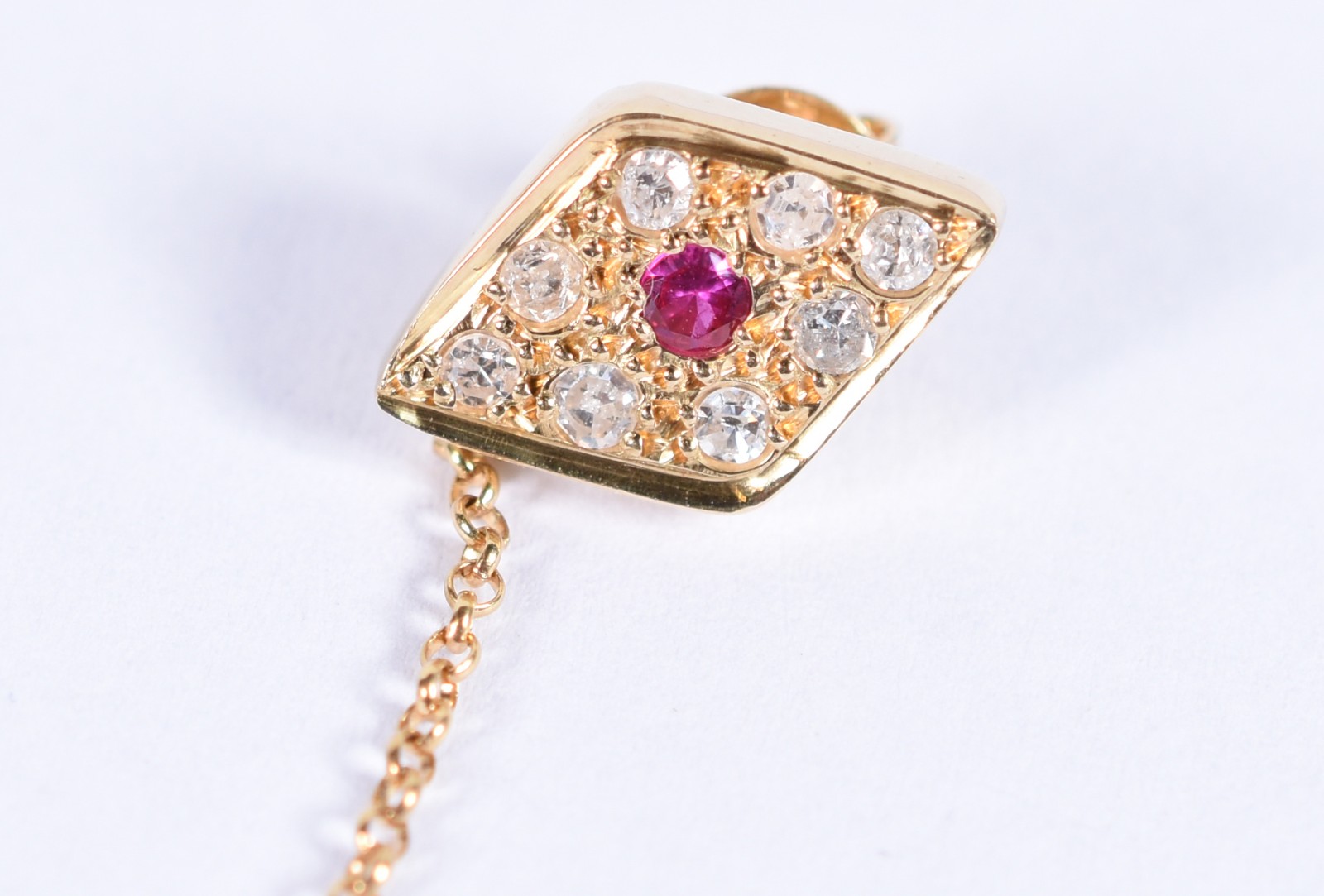 Brinco único de ouro 18k com base losango cravejado de brilhantes e... - foto 3 de 3