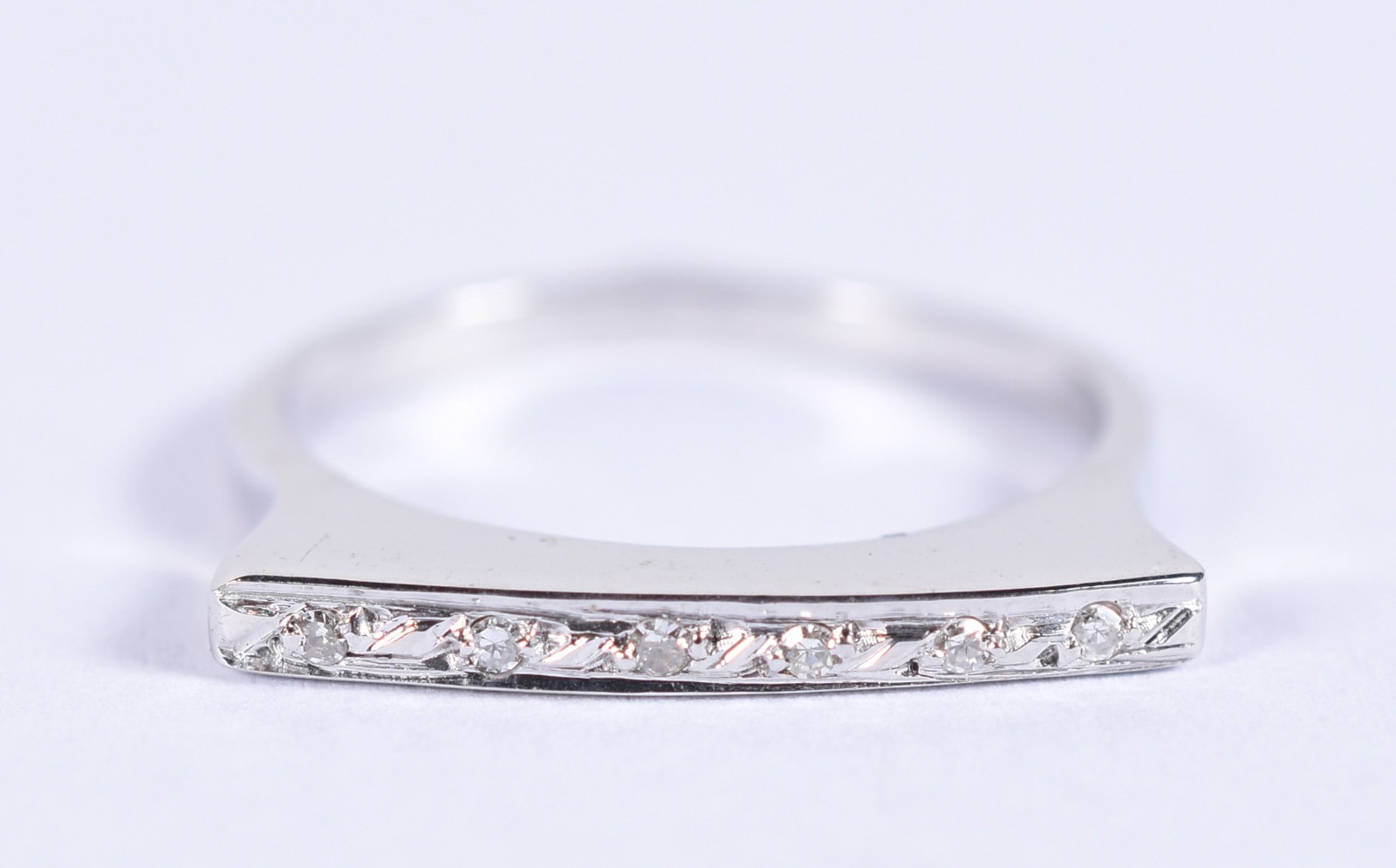 Anel de ouro branco com diamantes, aro 15 (Por motivos de segurança a... - foto 1 de 4