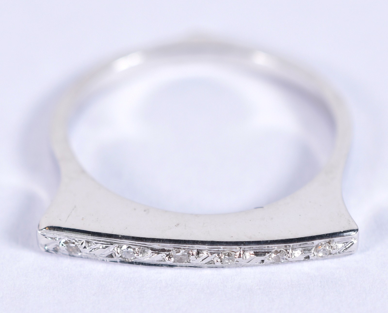 Anel de ouro branco com diamantes, aro 15 (Por motivos de segurança a... - foto 2 de 4