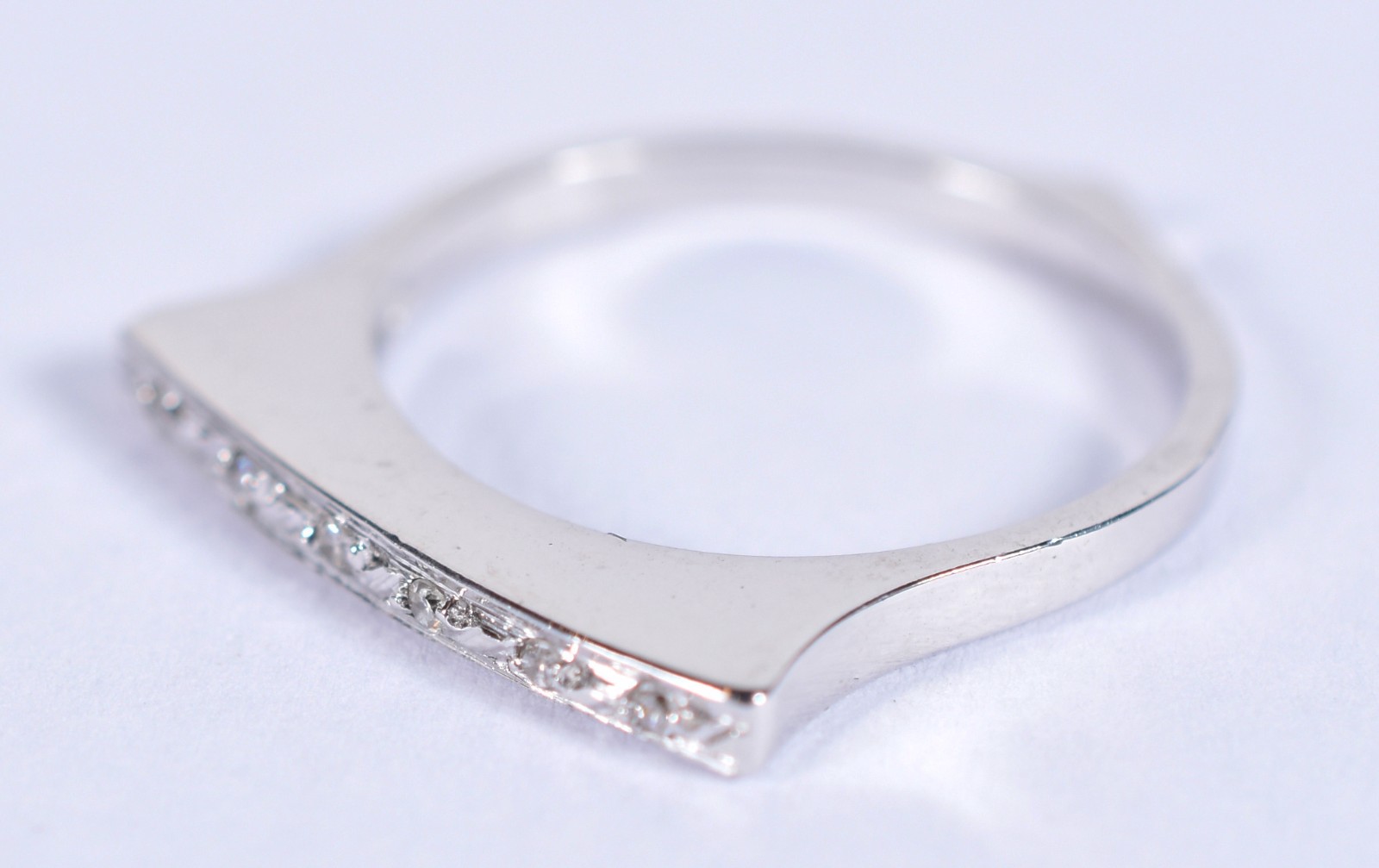 Anel de ouro branco com diamantes, aro 15 (Por motivos de segurança a... - foto 3 de 4