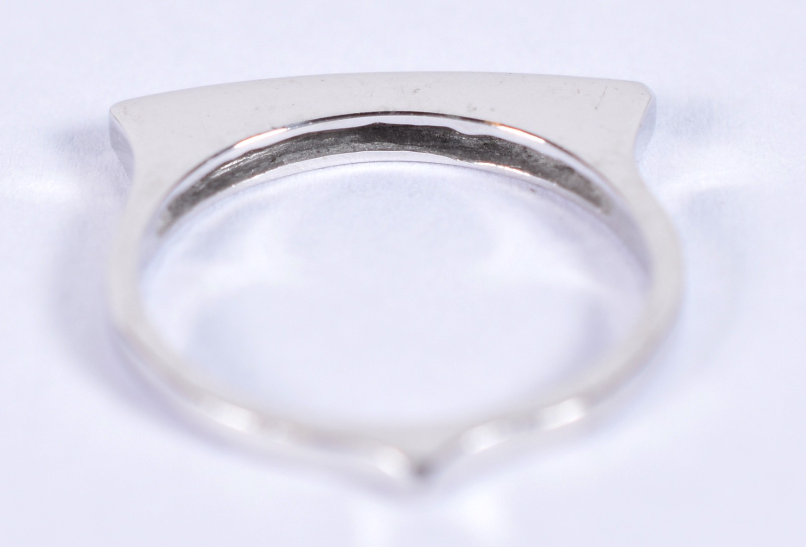 Anel de ouro branco com diamantes, aro 15 (Por motivos de segurança a... - foto 4 de 4