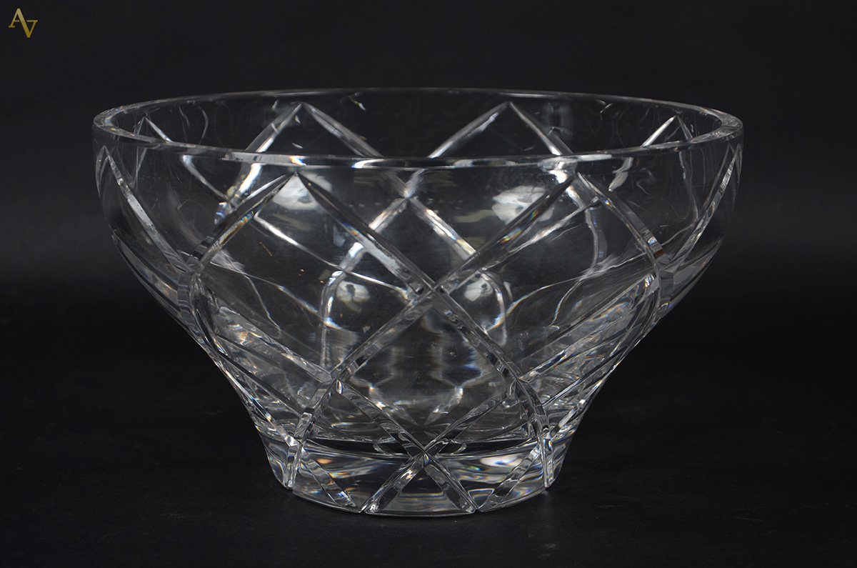 Fruteira de cristal tcheco lapidado. Alt. 16 cm, diâm. 27 cm