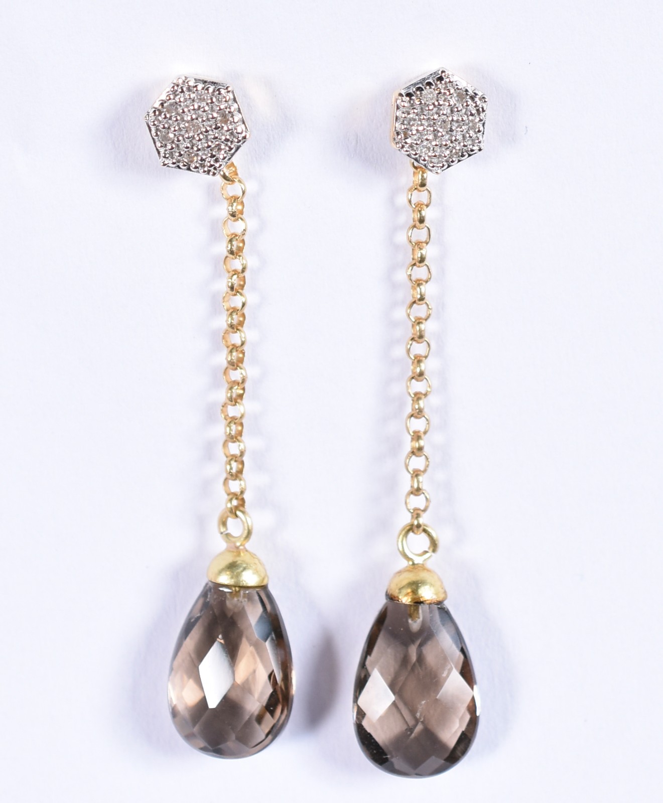 Par de brincos de ouro 18k cravejado com mini brilhantes, apresenta... - foto 1 de 2