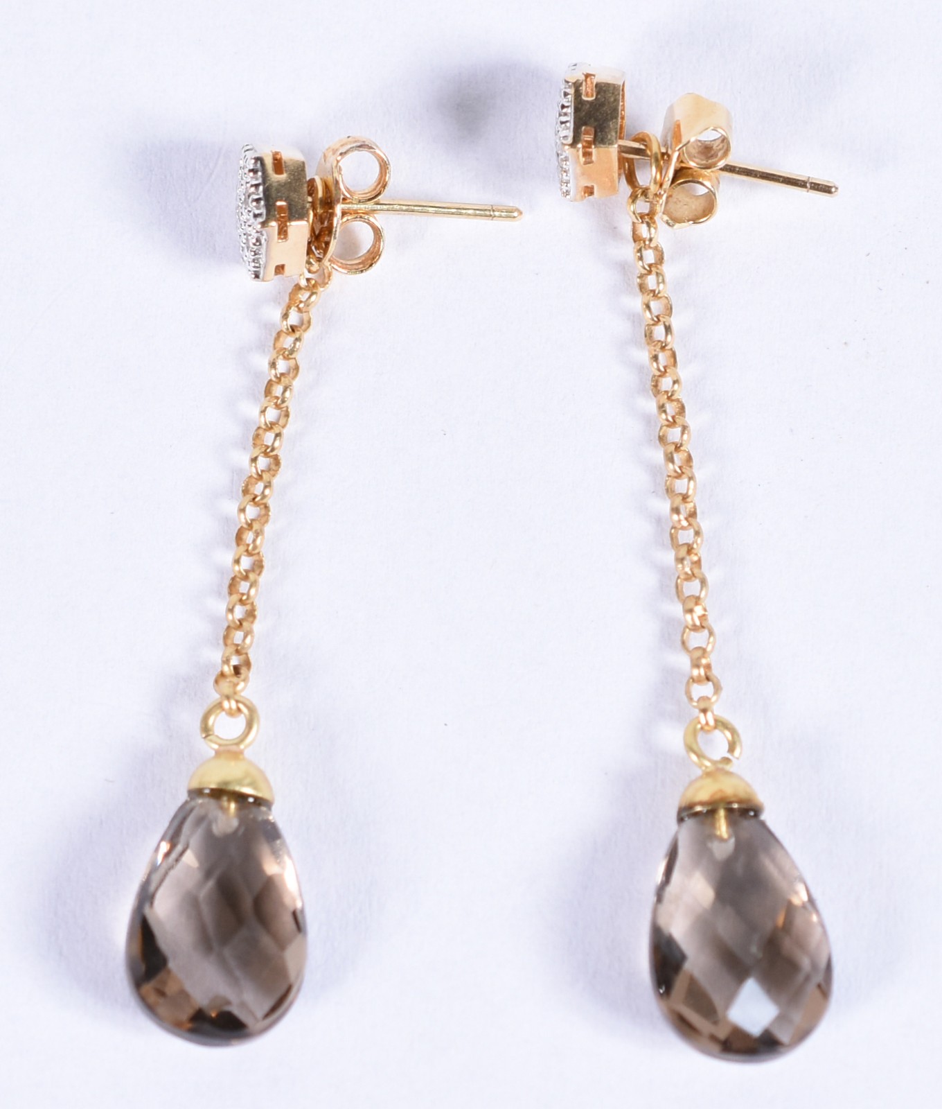 Par de brincos de ouro 18k cravejado com mini brilhantes, apresenta... - foto 2 de 2