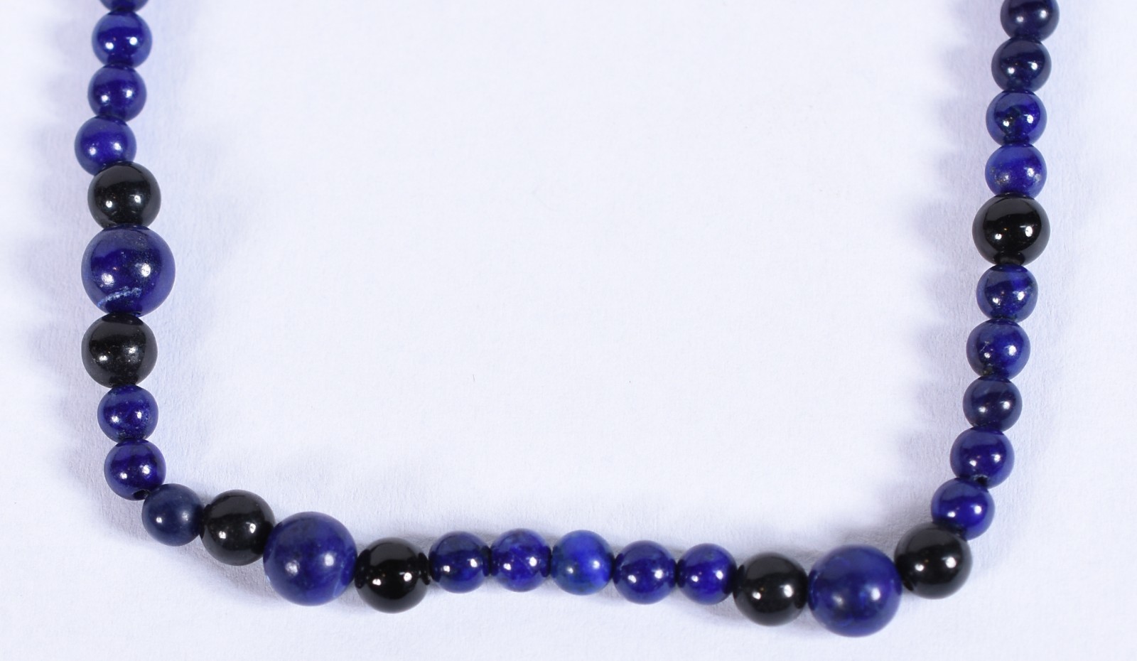 Pulseira com complementos e fecho de ouro 18k, contrastado 750. (Por... - foto 1 de 3