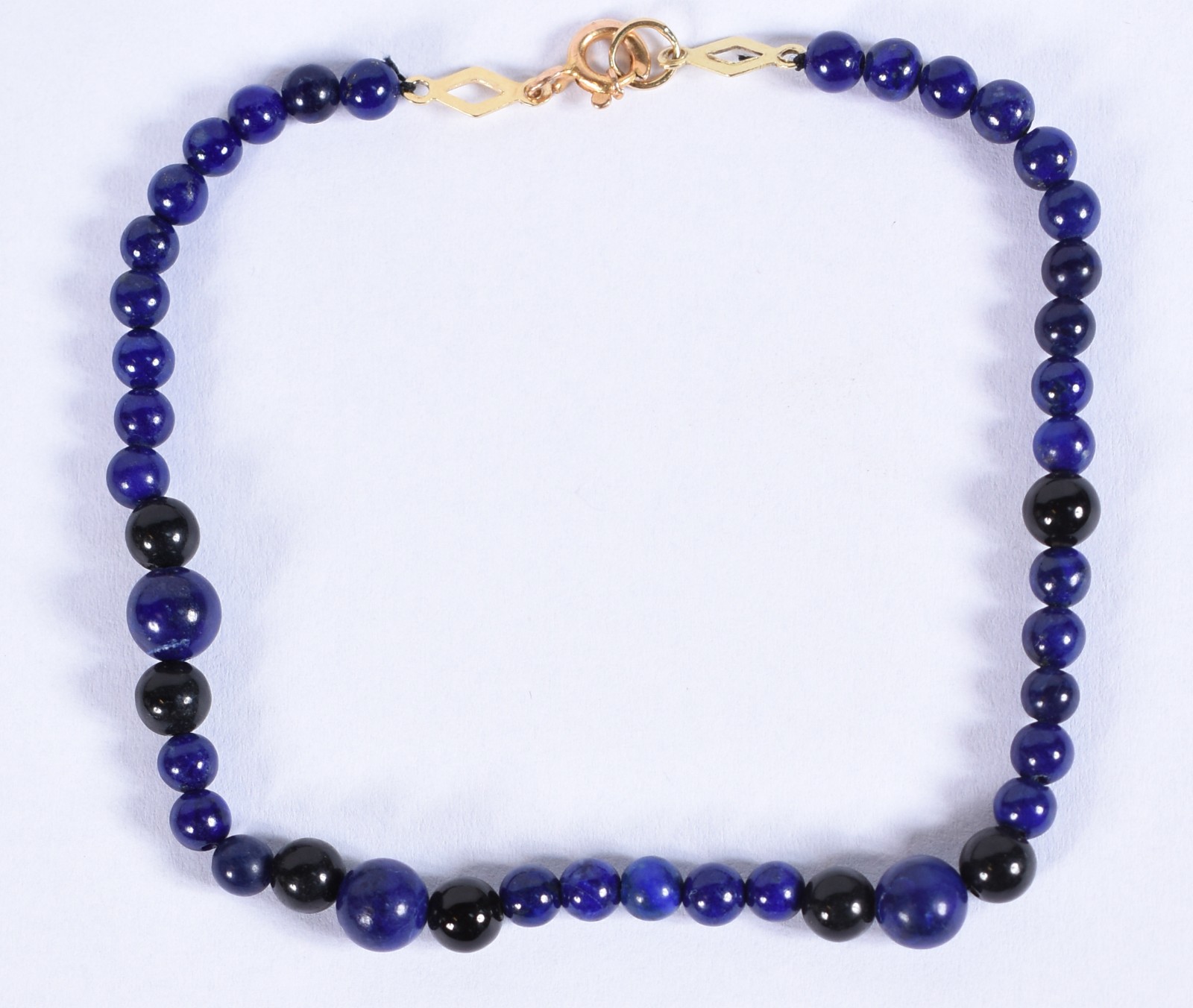 Pulseira com complementos e fecho de ouro 18k, contrastado 750. (Por... - foto 2 de 3