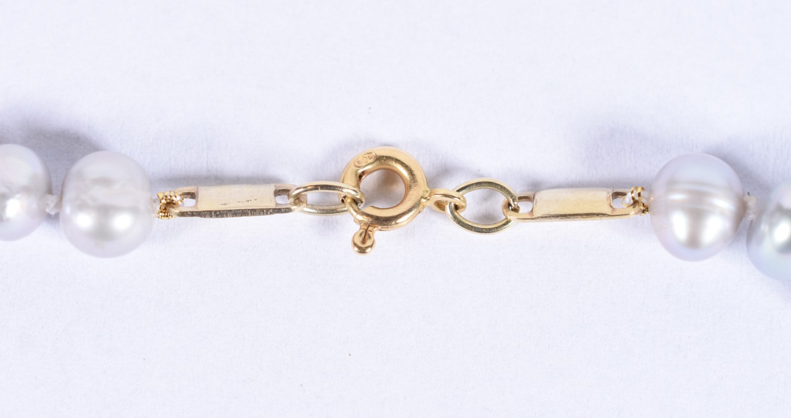Colar com fecho e barrinhas complementos em ouro 18k com 59 perolas... - foto 4 de 4