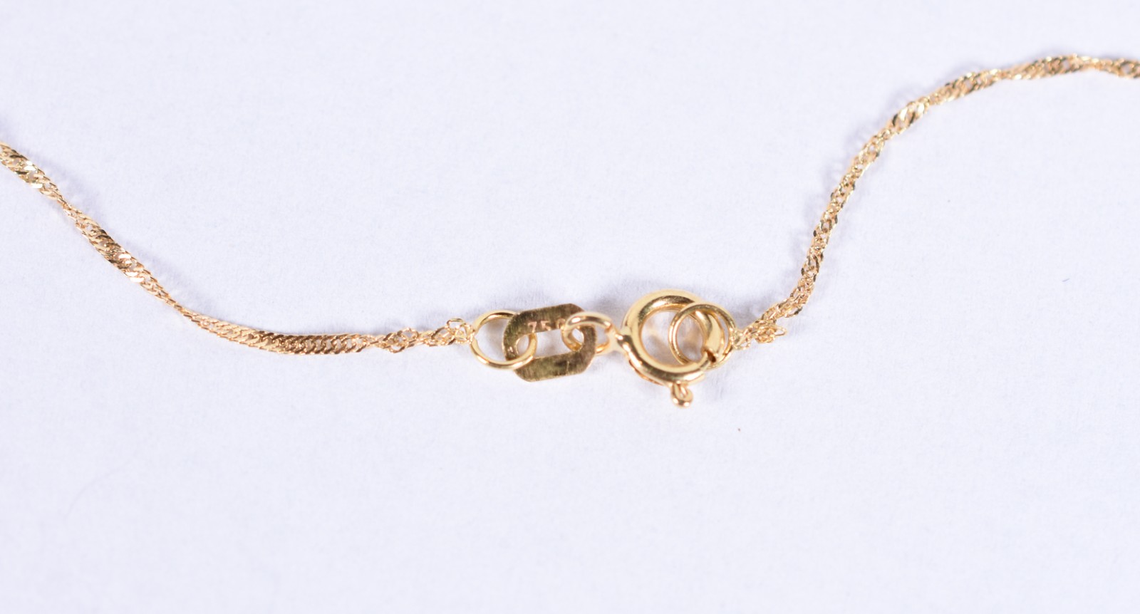 Cordão com pingente de ouro 18k feitio torcido e borboletinha... - foto 3 de 5