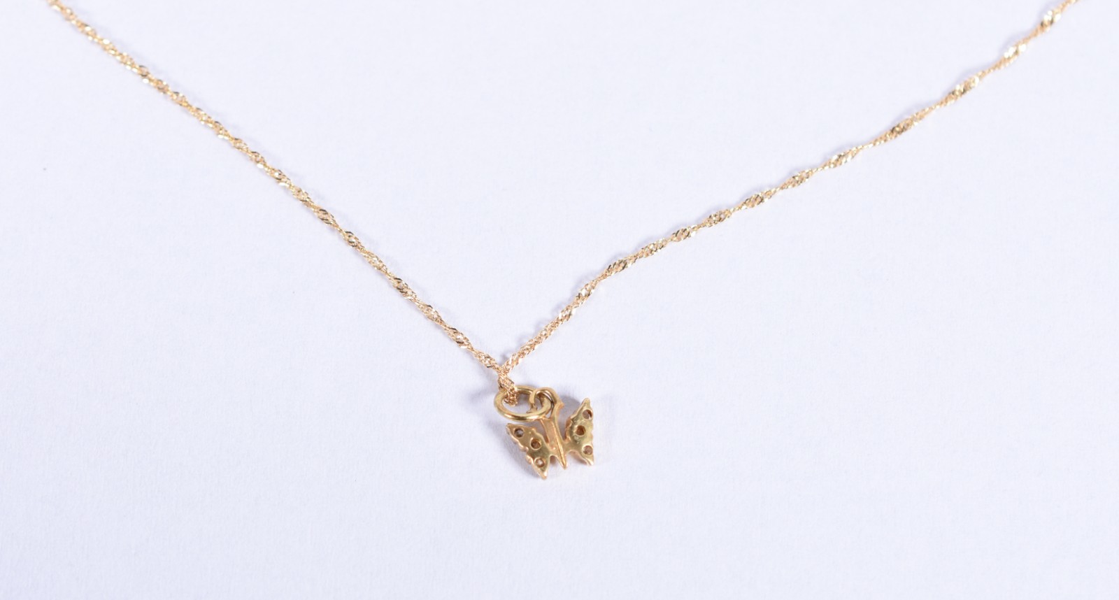 Cordão com pingente de ouro 18k feitio torcido e borboletinha... - foto 4 de 5