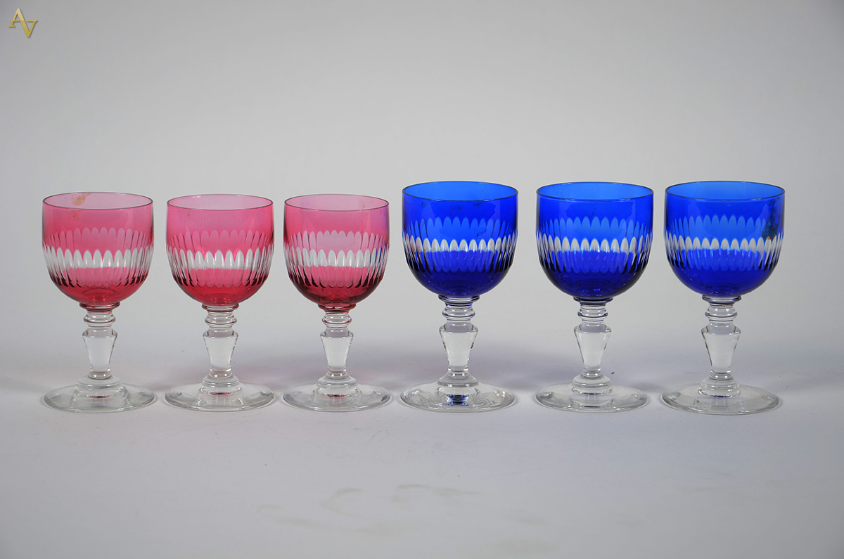 Seis copos coloridos para vinho branco em cristal Baccarat, sendo...