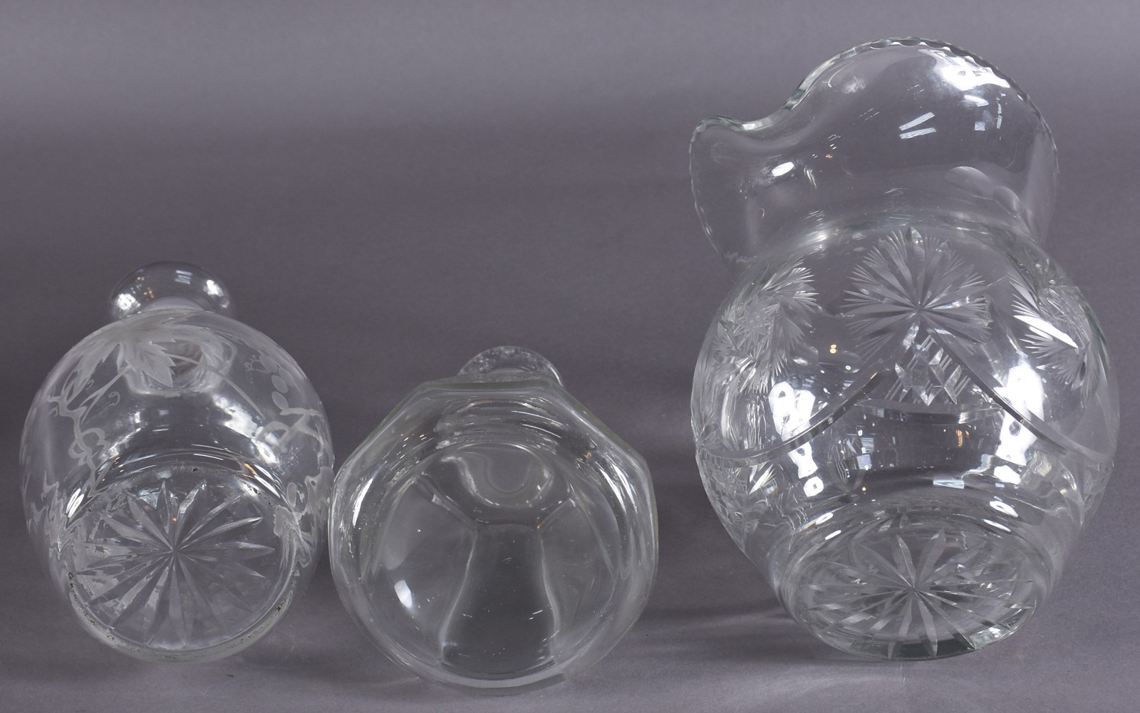 Três peças de cristal, sendo: 2 garrafas (tampa lascada) e jarra. - foto 5 de 5