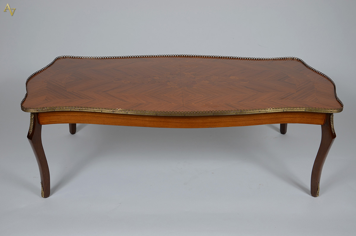 Mesa de centro estilo Francês em madeira nobre marquetada, galeria e... - foto 1 de 2