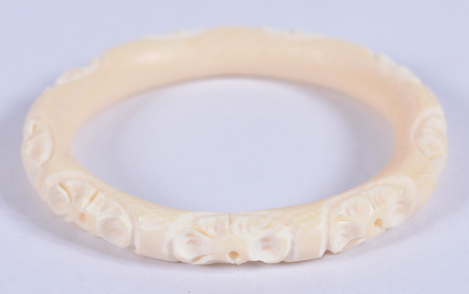 Pulseira de marfim feitio algema entalhada com detalhes florais. (Por... - foto 1 de 3