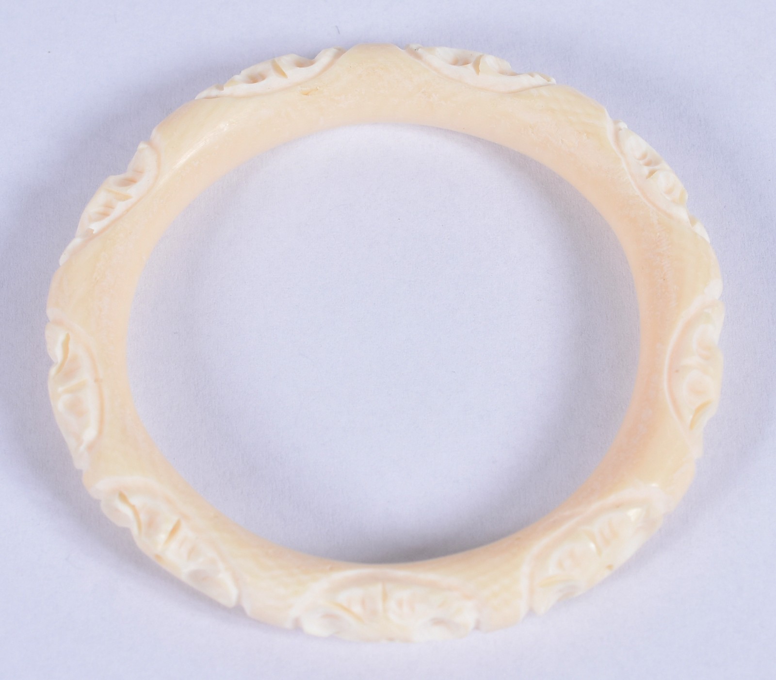 Pulseira de marfim feitio algema entalhada com detalhes florais. (Por... - foto 2 de 3