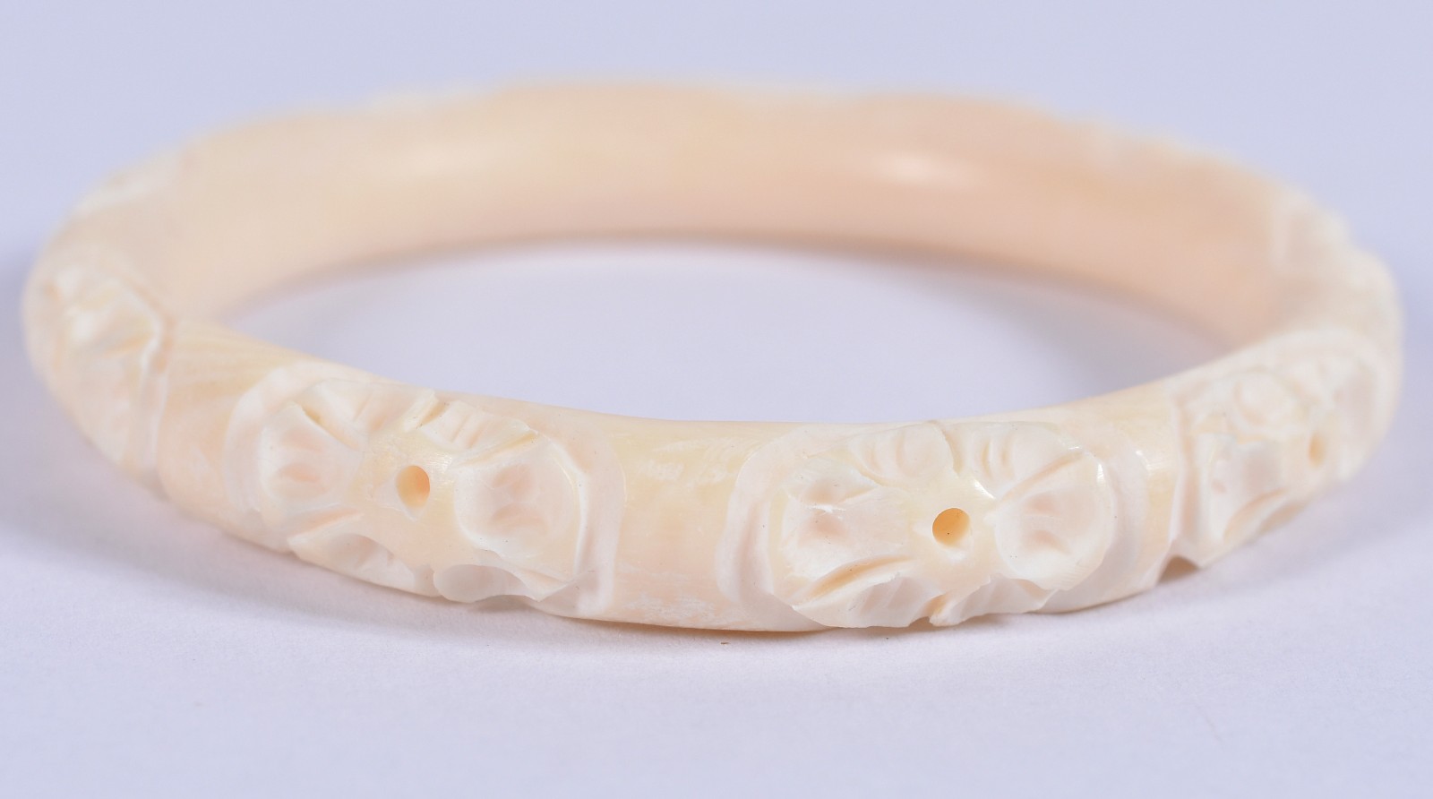Pulseira de marfim feitio algema entalhada com detalhes florais. (Por... - foto 3 de 3