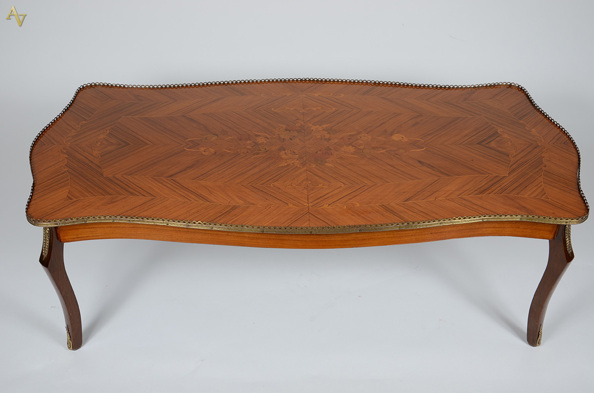 Mesa de centro estilo Francês em madeira nobre marquetada, galeria e... - foto 2 de 2
