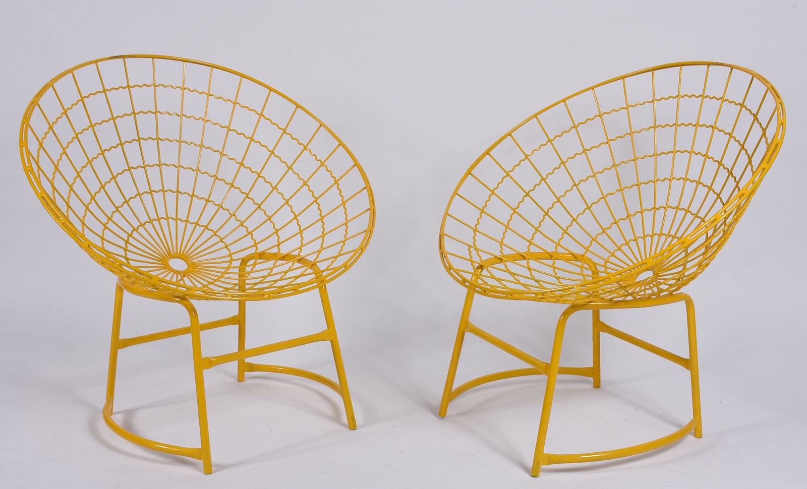 Par de Cadeiras anos 50 em metal "aramado" pintado de amarelo. - foto 1 de 4