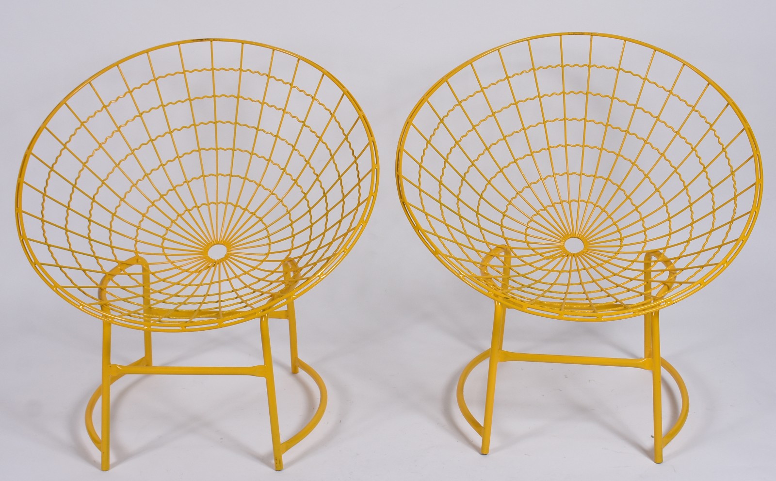Par de Cadeiras anos 50 em metal "aramado" pintado de amarelo. - foto 2 de 4