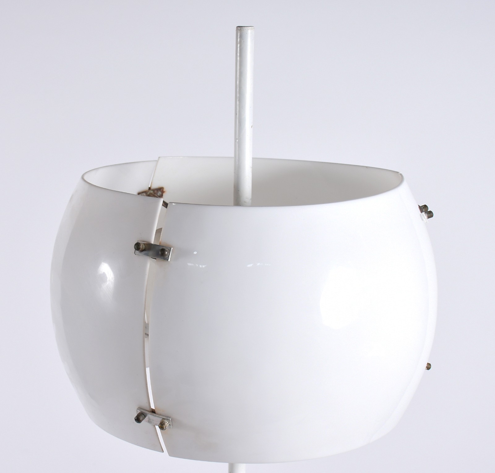 Luminária com coluna de metal pintado de branco, anos 50, modelo... - foto 2 de 5