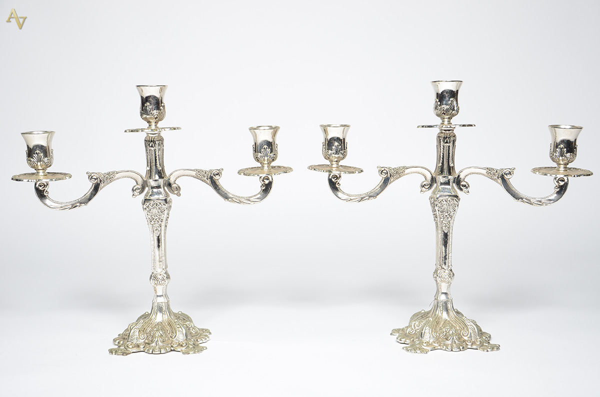 Par de candelabros de metal prateado para 3 velas cada. Altura 35,5...