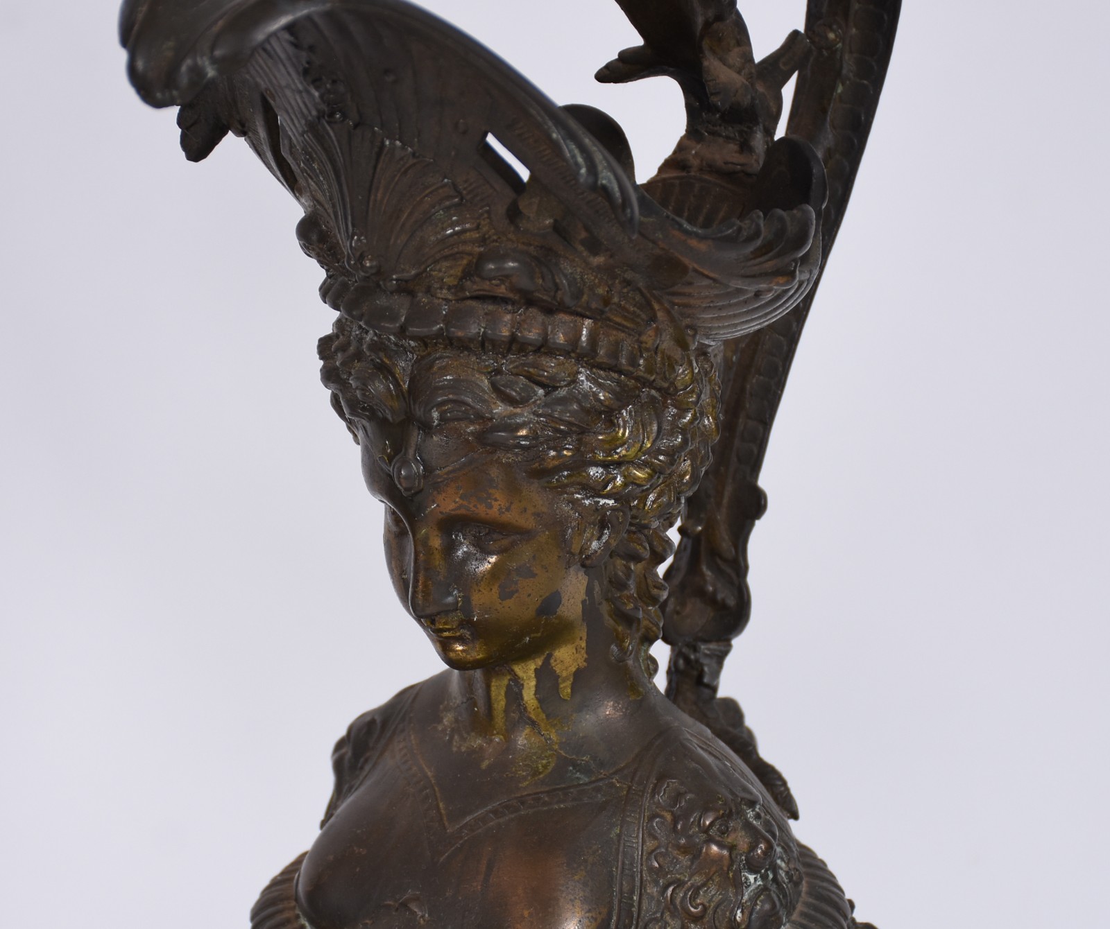 Par de ânforas francesas de metal dourado com cariatides e guirlandas... - foto 2 de 8