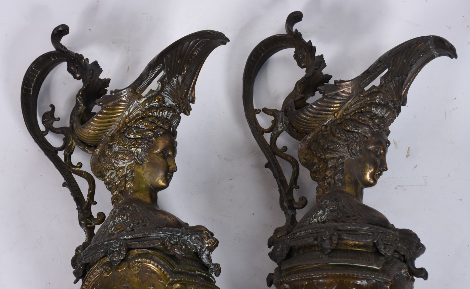 Par de ânforas francesas de metal dourado com cariatides e guirlandas... - foto 8 de 8