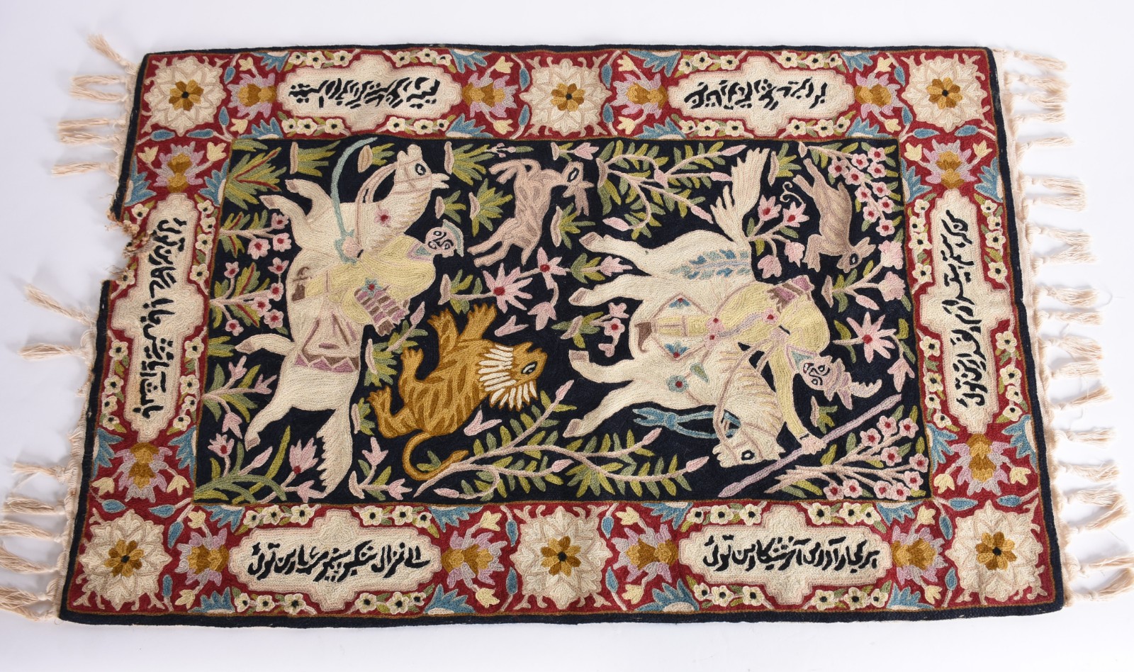 Tapeçaria iraniana de parede, assinada. Pequena parte rasgada na... - foto 1 de 3