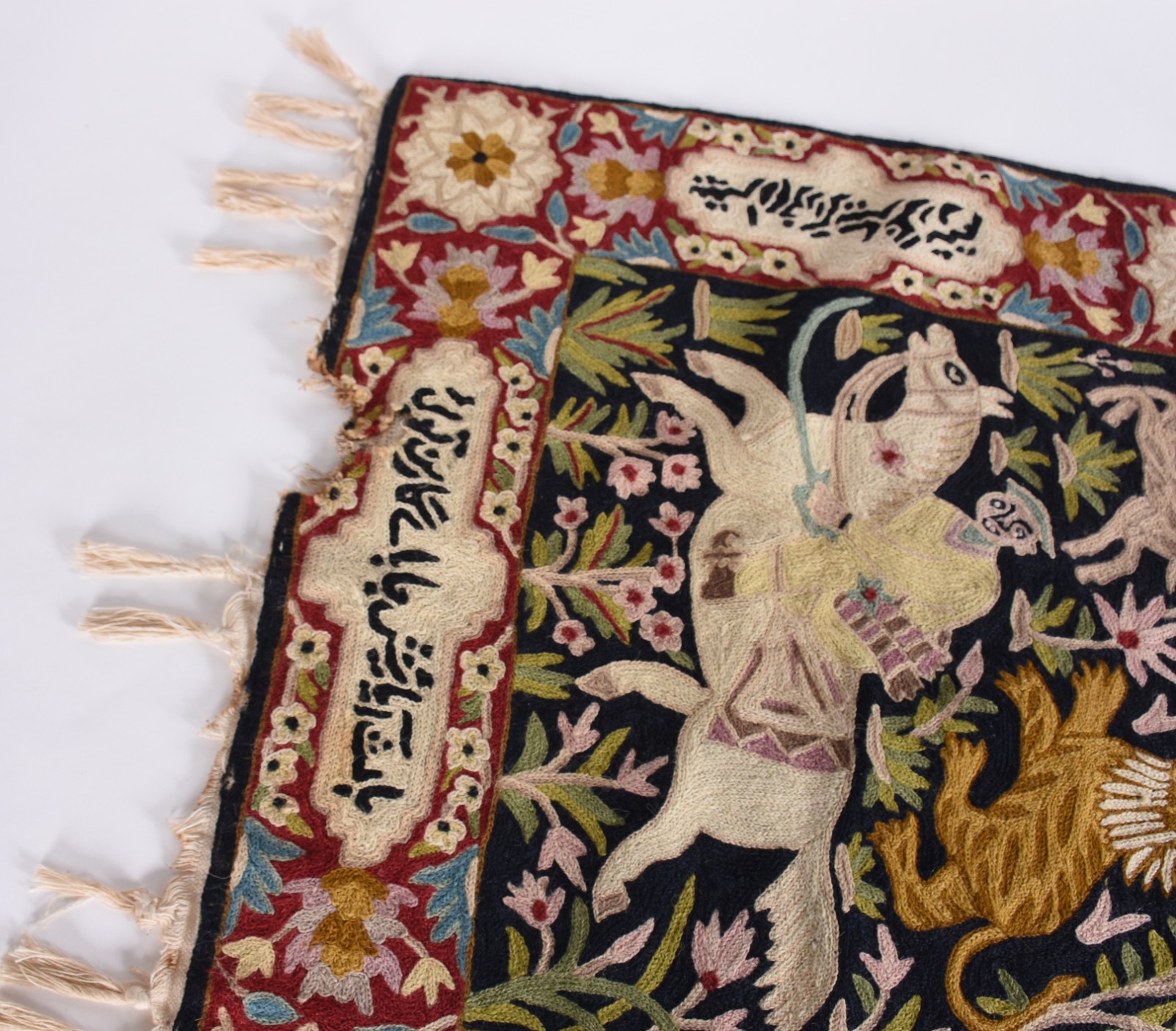 Tapeçaria iraniana de parede, assinada. Pequena parte rasgada na... - foto 2 de 3