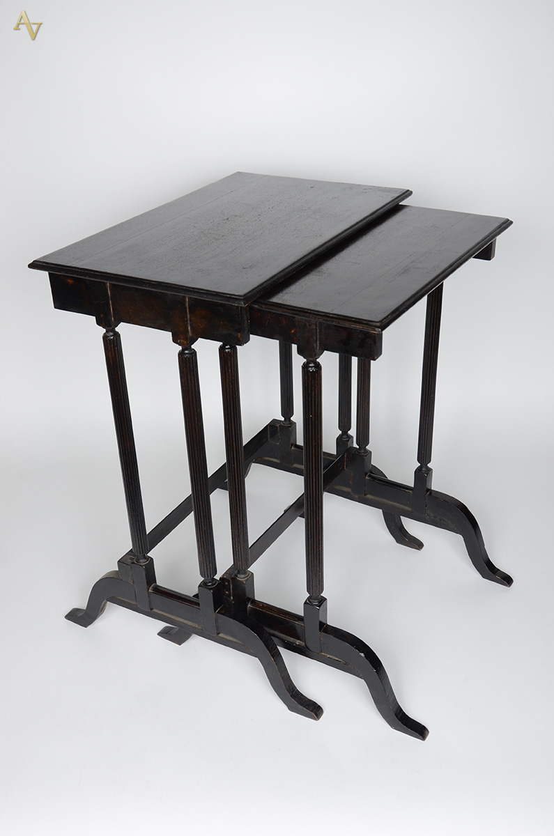 Mesa ninho de madeira nobre, com 2 peças, medidas 57 x 36 altura 71...